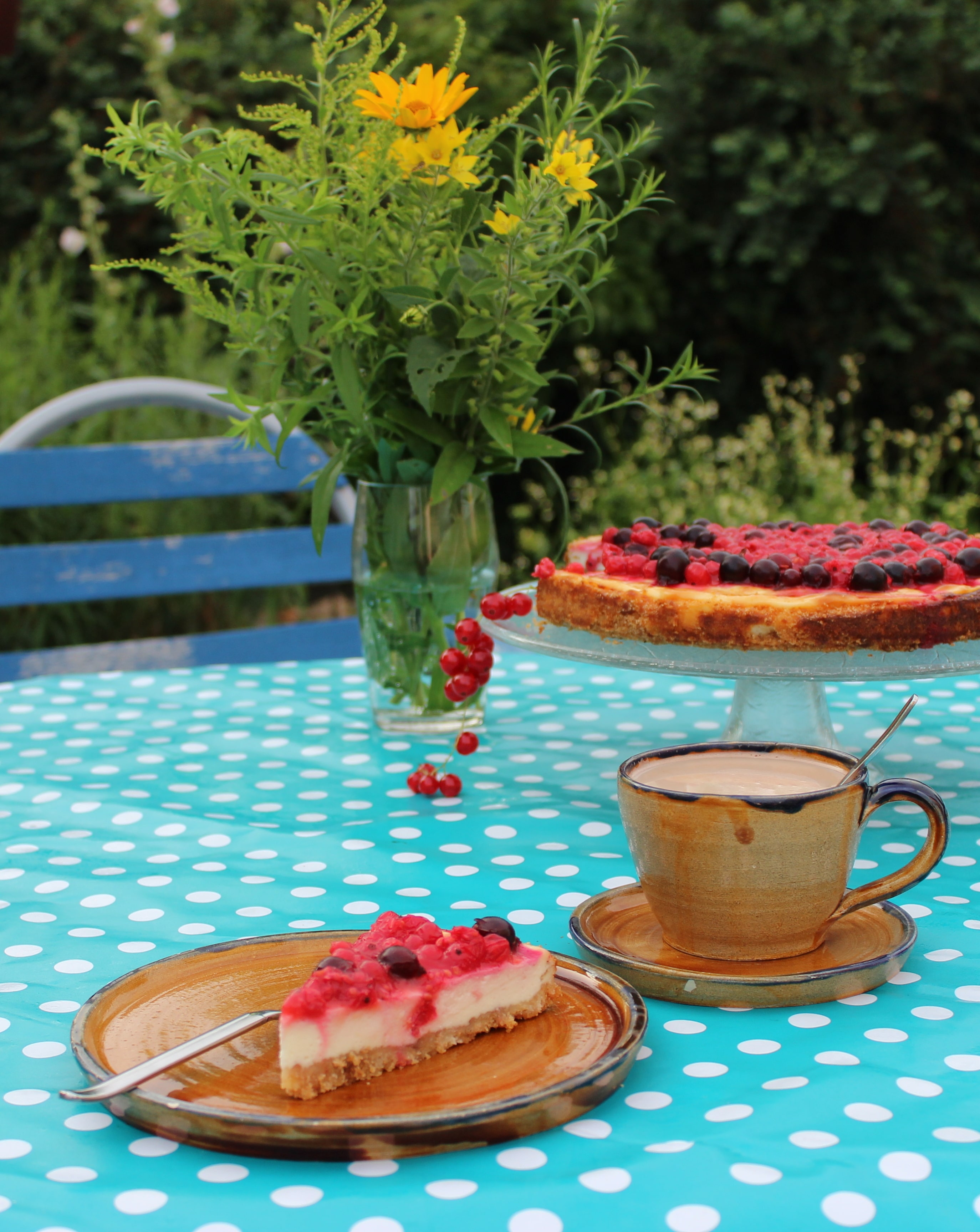 Johannisbeer-Cheesecake mit roten Johannisbeeren und Jostabeeren