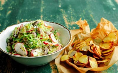 Rosenkohlsalat mit Rettich und Bohnen und dazu Topinambur-Chips