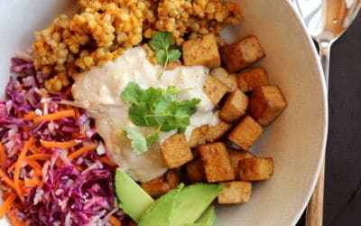 Buddha-Bowl mit Kraut, Buchweizen, Tofu und Avocado oder viel Gutes auf dem Teller