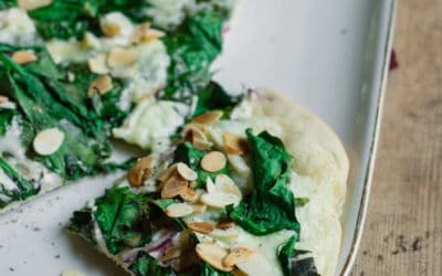 Flammkuchen selbst machen – mit Spinat und Mandelblättchen (vegetarisch)