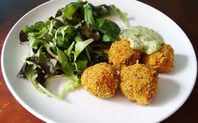 Frischer Blattsalat mit Couscous-Möhren-Bällchen und Koriander-Dip oder Katha und der Salat