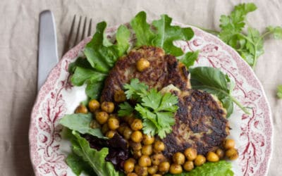 Kohlrabi-Bratlinge mit gerösteten Kichererbsen und Salat oder schnelles Mittagessen für Urlaubsheimkehrer