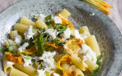 Rigatoni mit Kürbisblüten und Büffelmozzarella oder Rezepte aus dem Saisongarten Teil 6