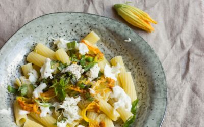 Pasta mit grünem Gemüse und Ziegenfrischkäse oder eat your greens