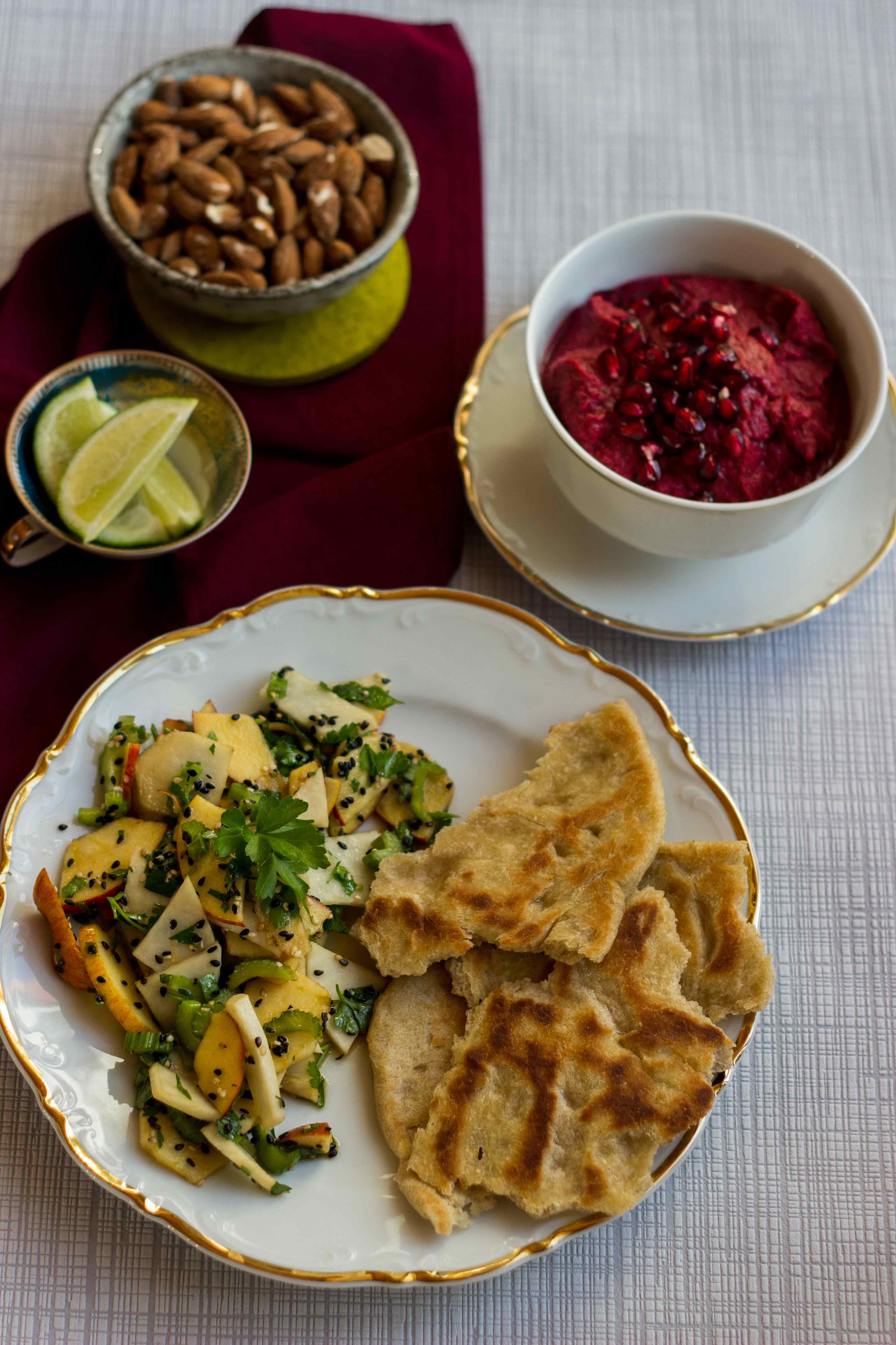 Asiatischer Rettichsalat mit Roggenfladen und Granatapfel-Rote-Bete-Dip ...