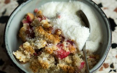 Erdbeer-Rhabarber-Crumble mit Kokos oder ein leises Servus zum Abschied