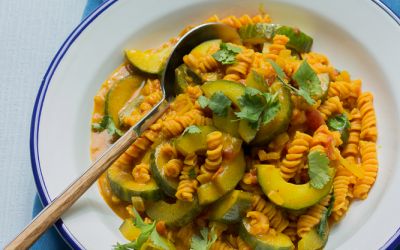 Salatgurken-Curry mit Linsen-Spirelli oder die Wahrheit kommt auf den Tisch