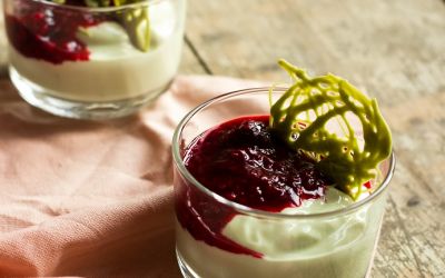 Matcha-Dessert mit Himbeersoße und Matcha-Schokolade oder die Garten-Katastrophe