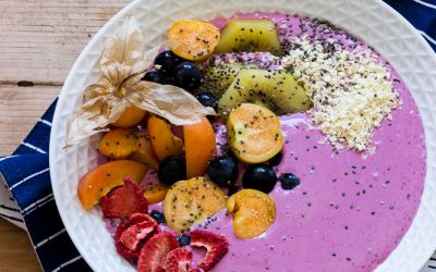 Brombeer-Smoothie-Bowl mit leckerem Topping oder vom Suchen und Sammeln