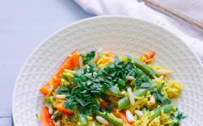 One-Pot-Reis mit grünen Bohnen, Curry und Pinienkernen