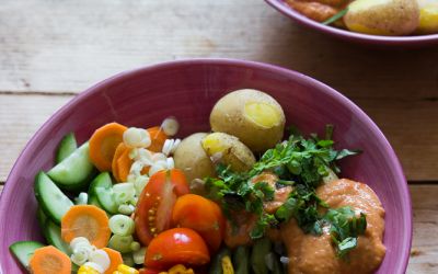 Veganes Gado Gado mit grünen Bohnen, neuen Kartoffeln und gegrilltem Mais aus dem Saisongarten