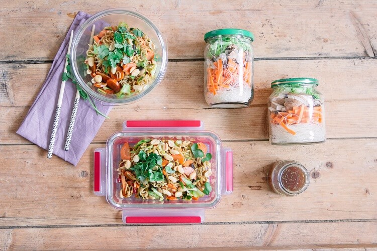 Meal Prep Rezepte vorkochen -Pad Thai vegan mit Möhren und Spitzkohl und Suppe im Glas